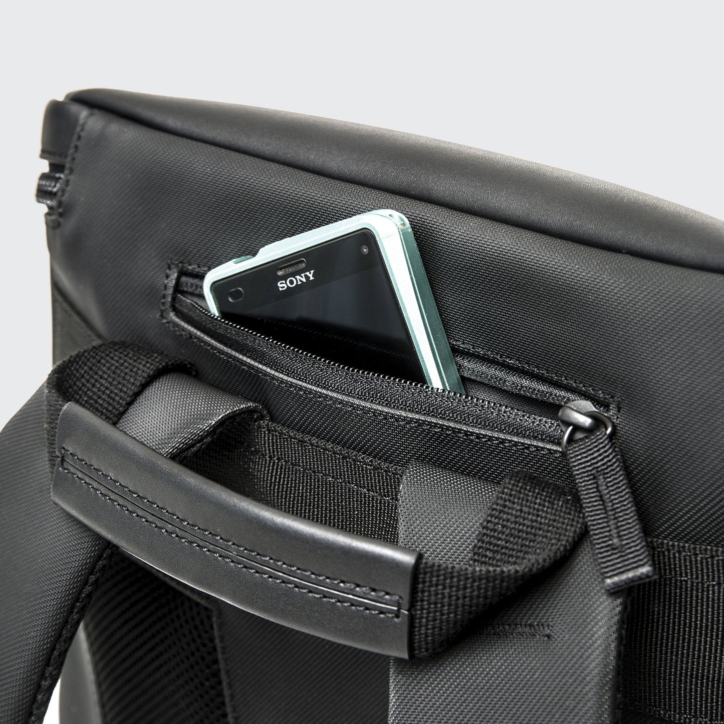 AMSTERDAM CARBON BACKPACK 20L by VENQUE