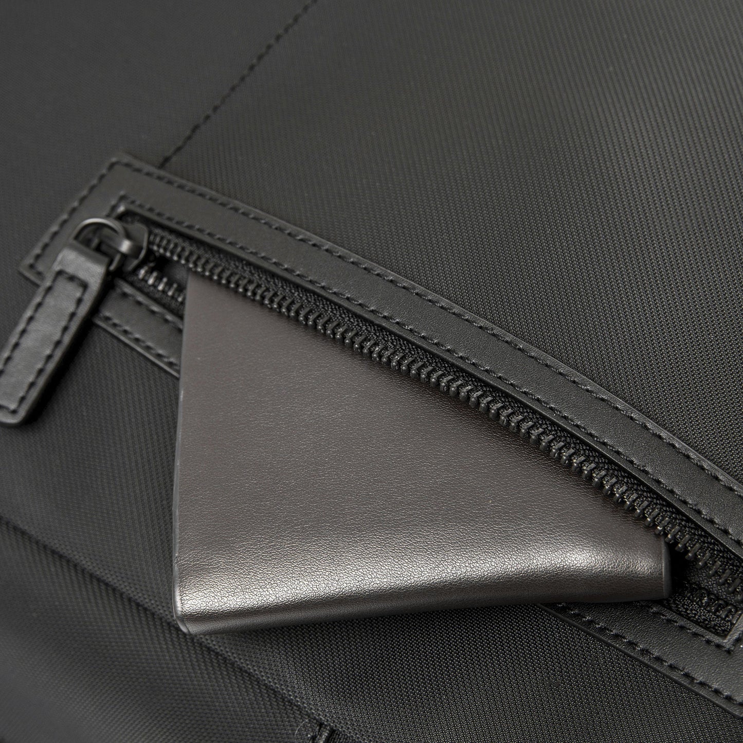 AMSTERDAM CARBON BACKPACK 20L by VENQUE